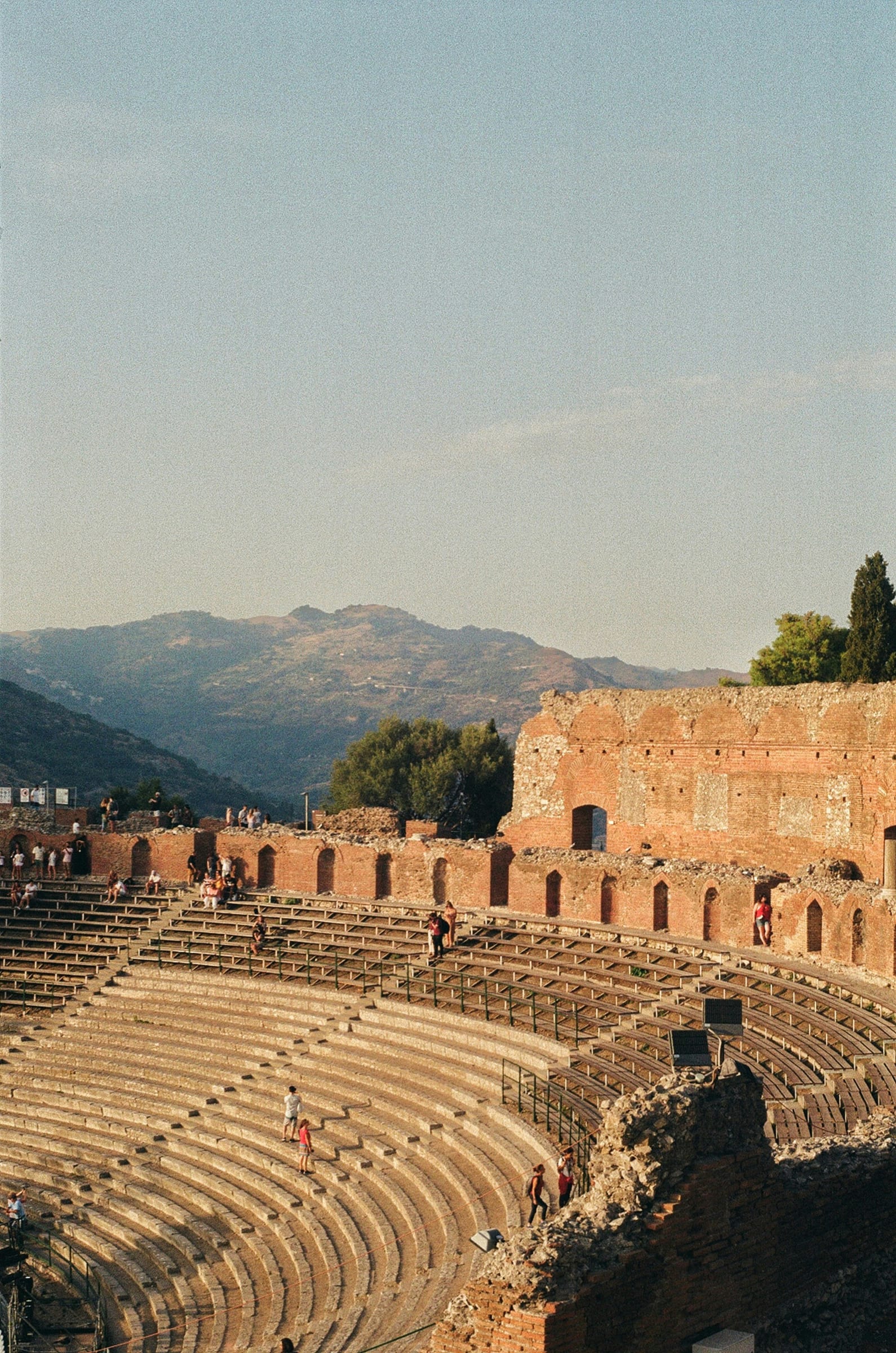 Teatro greco di Taormina con vista mare