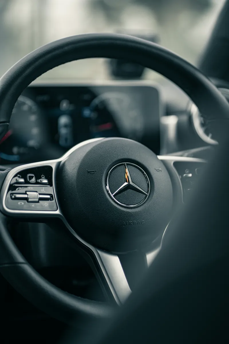 Volante Mercedes con la stella al centro